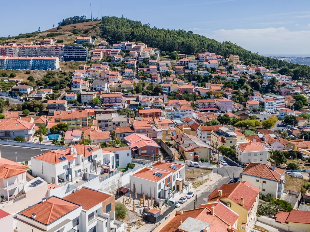 Moradia T3 em construção-Caneças/Odivelas. Vendida no estado em que se encontra. - Image 13
