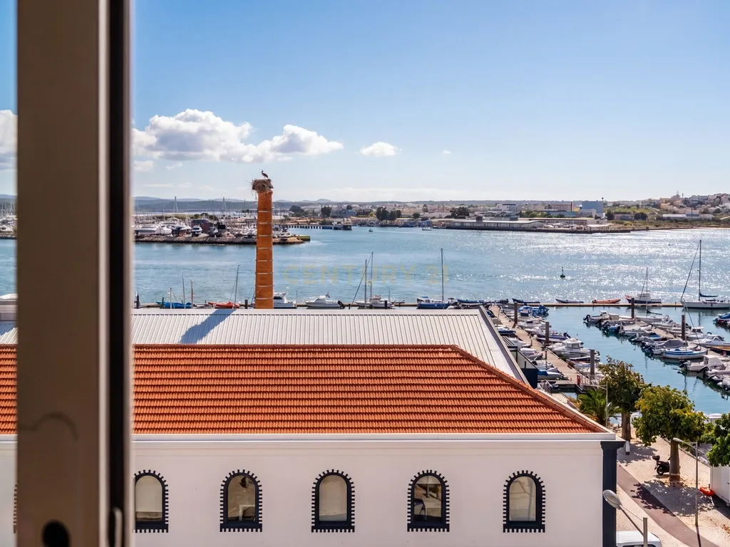 Apartamento T1 com Vista Rio Deslumbrante | AL | Terraço Comum | Estacionamento no Edifício | Como Novo - Image 22