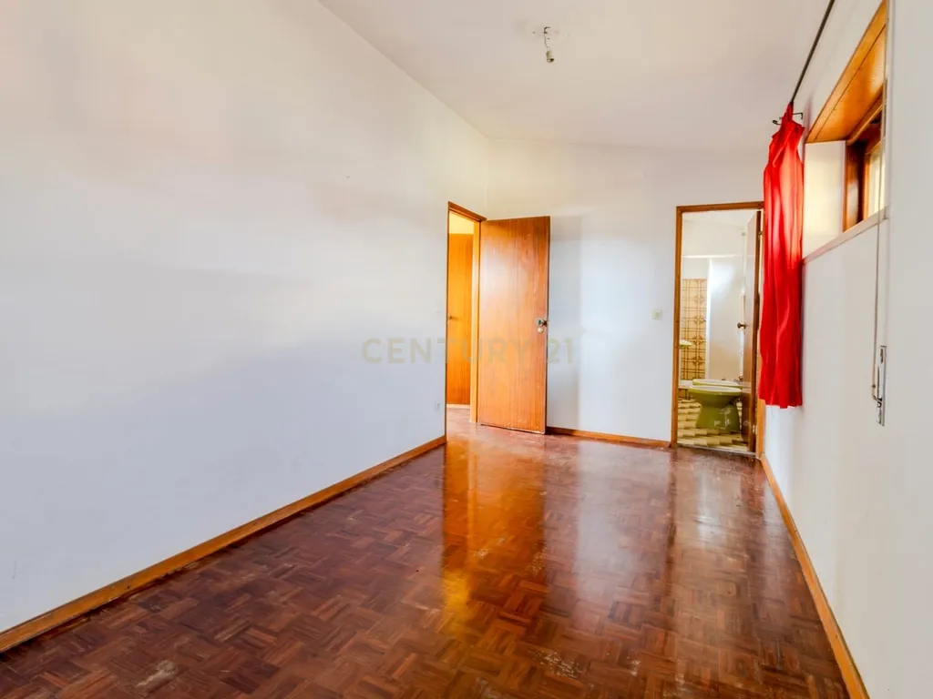 Moradia T3 + T1 + Espaço Comercial – Oportunidade Única no Centro da Vieira de Leiria - Image 23