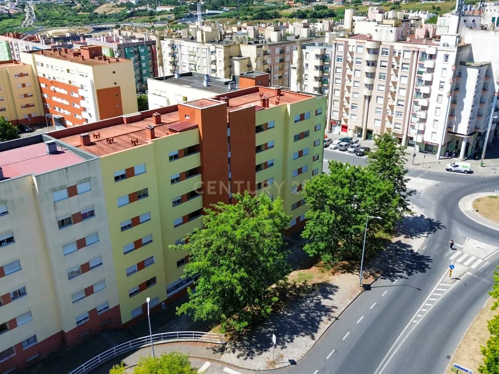 Apartamento T2 com Excelente Localização no Monte de Caparica - Image 16