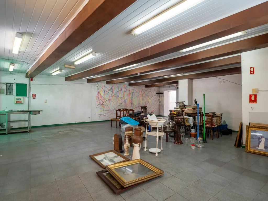 Moradia T4 + espaço comercial em Pico da Pedra - Image 25