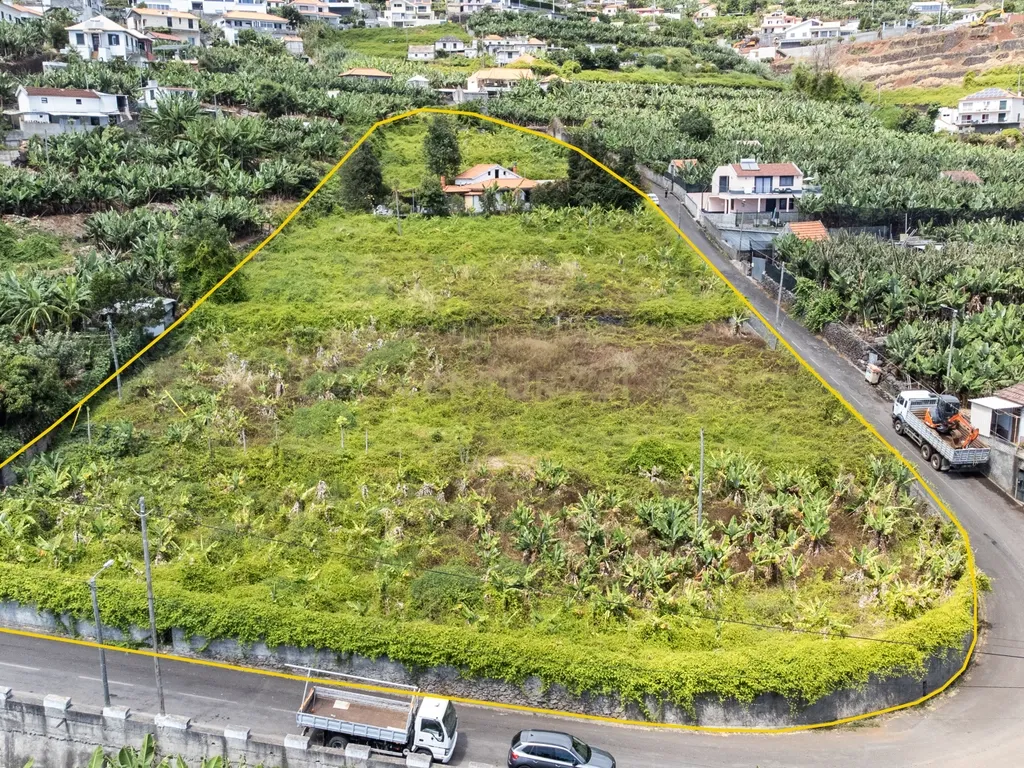 Terreno com 6.896m² e Moradia com Vista Mar - Image 17