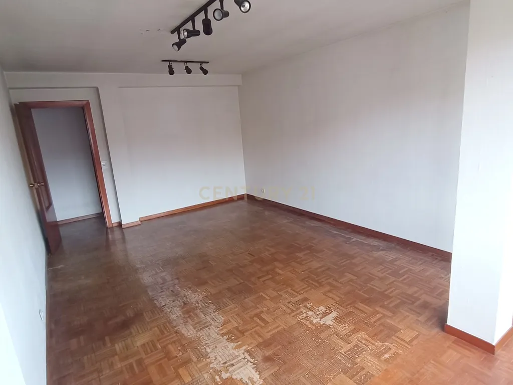 Apartamento em Madrid com 3 Quartos e Vista para a Cidade - Image 3