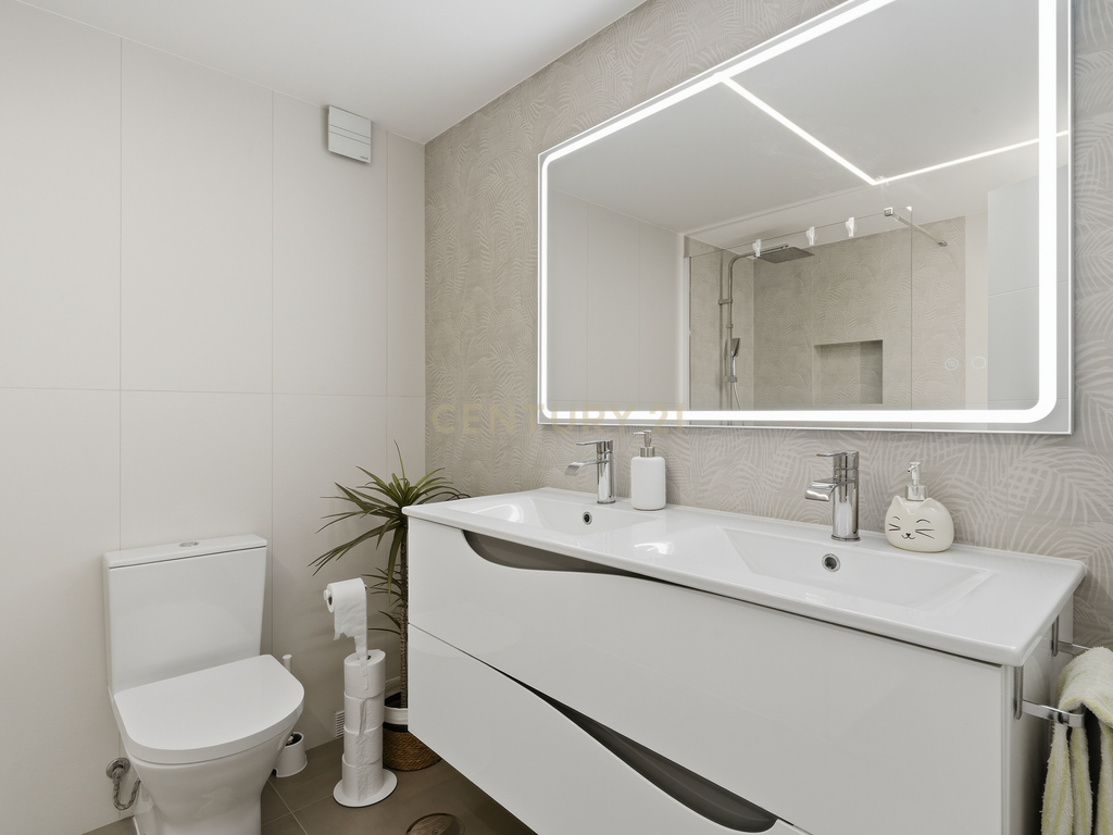 Moradia remodelada T2+1 no centro de Mafra, com pátio e churrasqueira. - Image 14