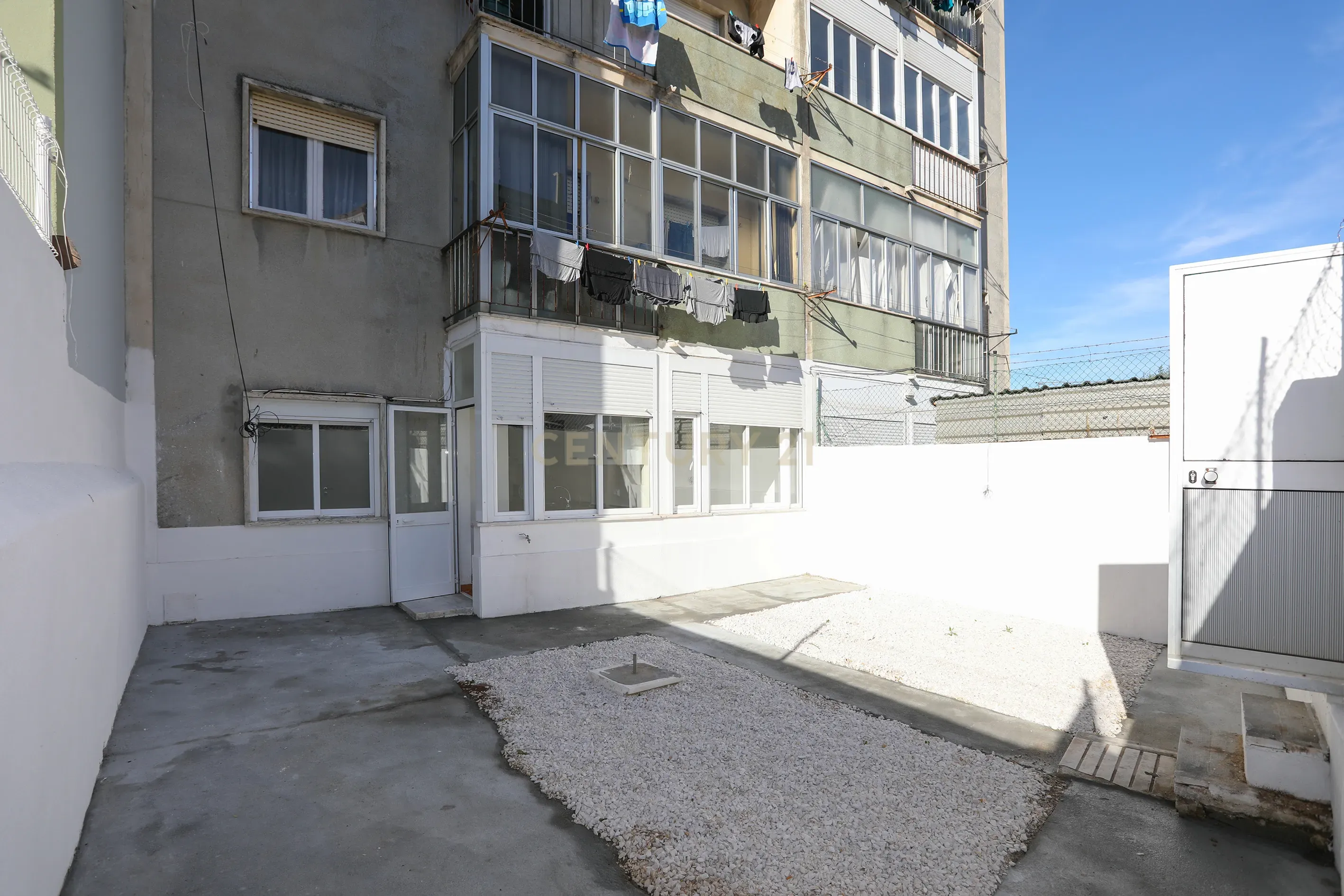 T1 com Logradouro para Arrendamento – Totalmente Remodelado - Image 13