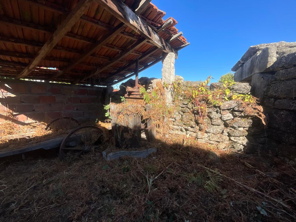 Moradia para restauro em Boivão, Valença - Image 6