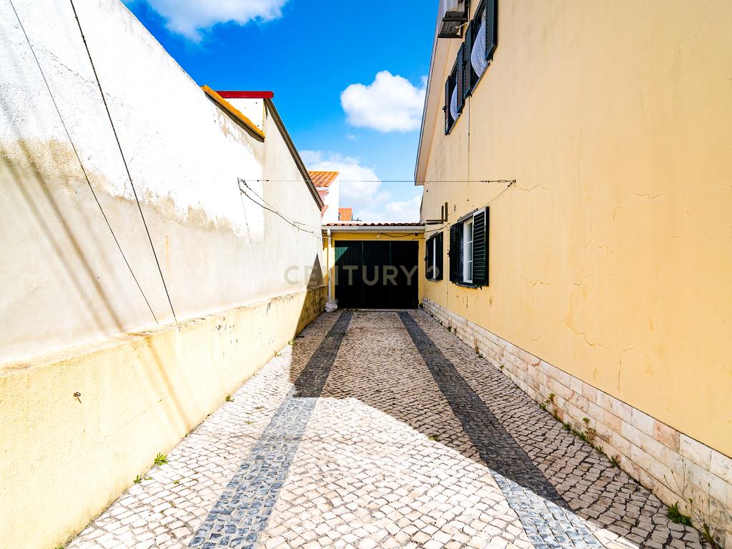 Moradia T3+2 Isolada na Quinta do Conde - Image 26