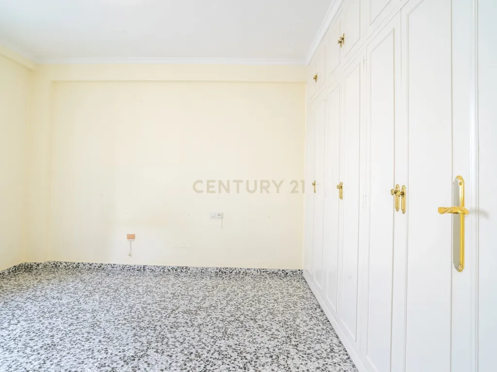 APARTAMENTO ESPAÇOSO DE 4 QUARTOS COM TERRAÇO EM MÁLAGA – LOCALIZAÇÃO PRIVILEGIADA E ELEVADO POTENCIAL - Image 15