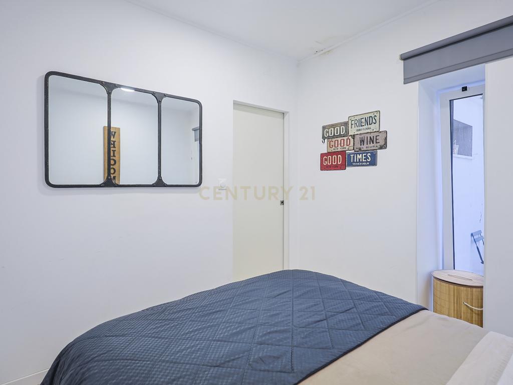 T1 Renovado Rua Capitão Leitão Almada - Arrendamento - Image 17
