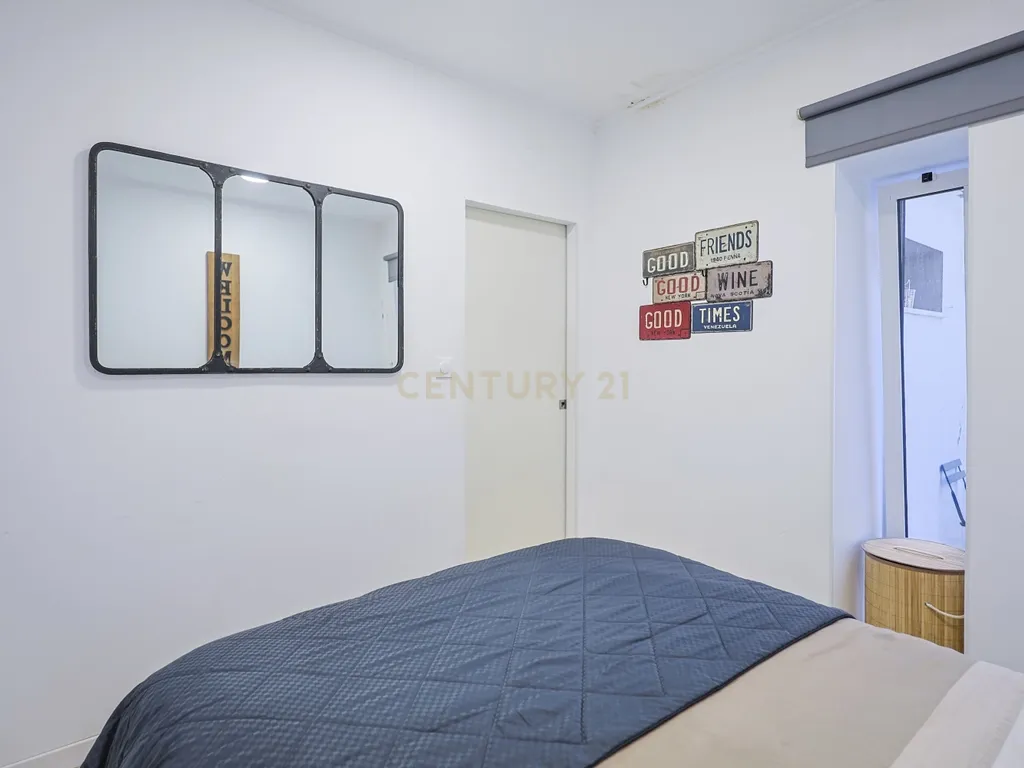 T1 Renovado Rua Capitão Leitão Almada - Arrendamento - Image 17