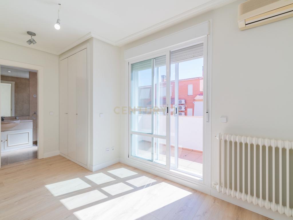 Chalet adosado con jardín en calle Unicornio, Aravaca - Image 16