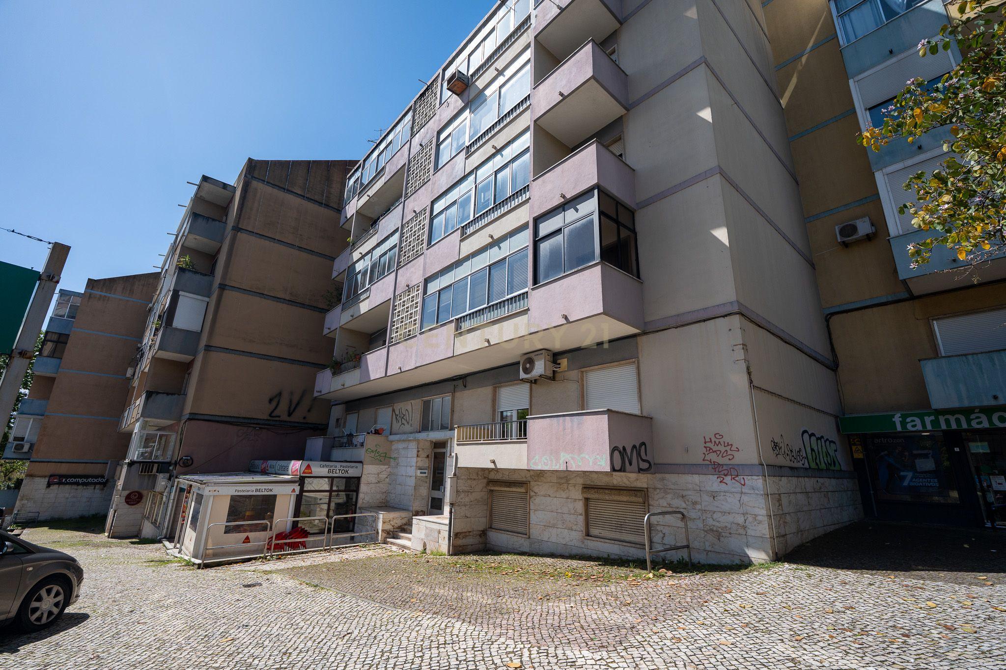 Apartamento de tipologia T3, com cerca de 115 m2, 2 WC, despensa, localizado numa das artérias principais da cidade de Odivelas, mais concretamente na Rua Professor Dr. Augusto Abreu Lopes. - Image 31