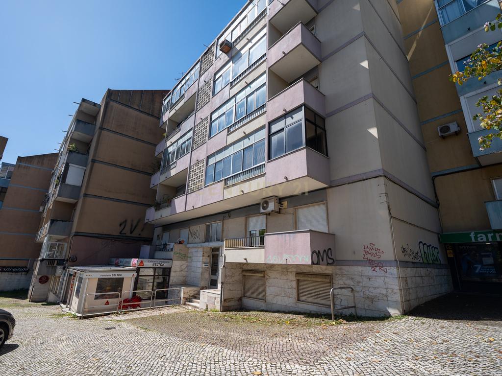 Apartamento de tipologia T3, com cerca de 115 m2, 2 WC, despensa, localizado numa das artérias principais da cidade de Odivelas, mais concretamente na Rua Professor Dr. Augusto Abreu Lopes. - Image 31