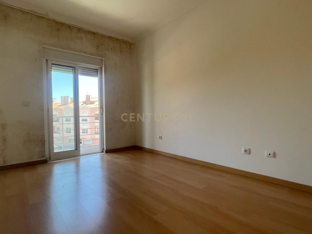 Apartamento T3, com Varanda, Arrecadação e 3 Lugares de estacionamento, no Pinhal Novo - Image 14