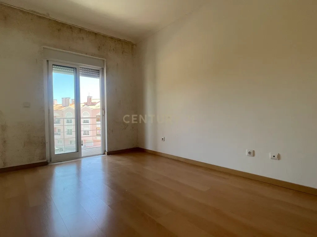 Apartamento T3, com Varanda, Arrecadação e 3 Lugares de estacionamento, no Pinhal Novo - Image 14