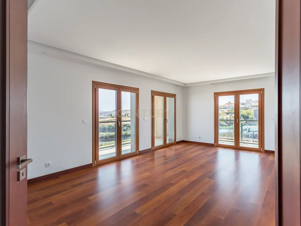 Apartamento T2 num condomínio com Vista Panorâmica em Odivelas, Famões - Image 4