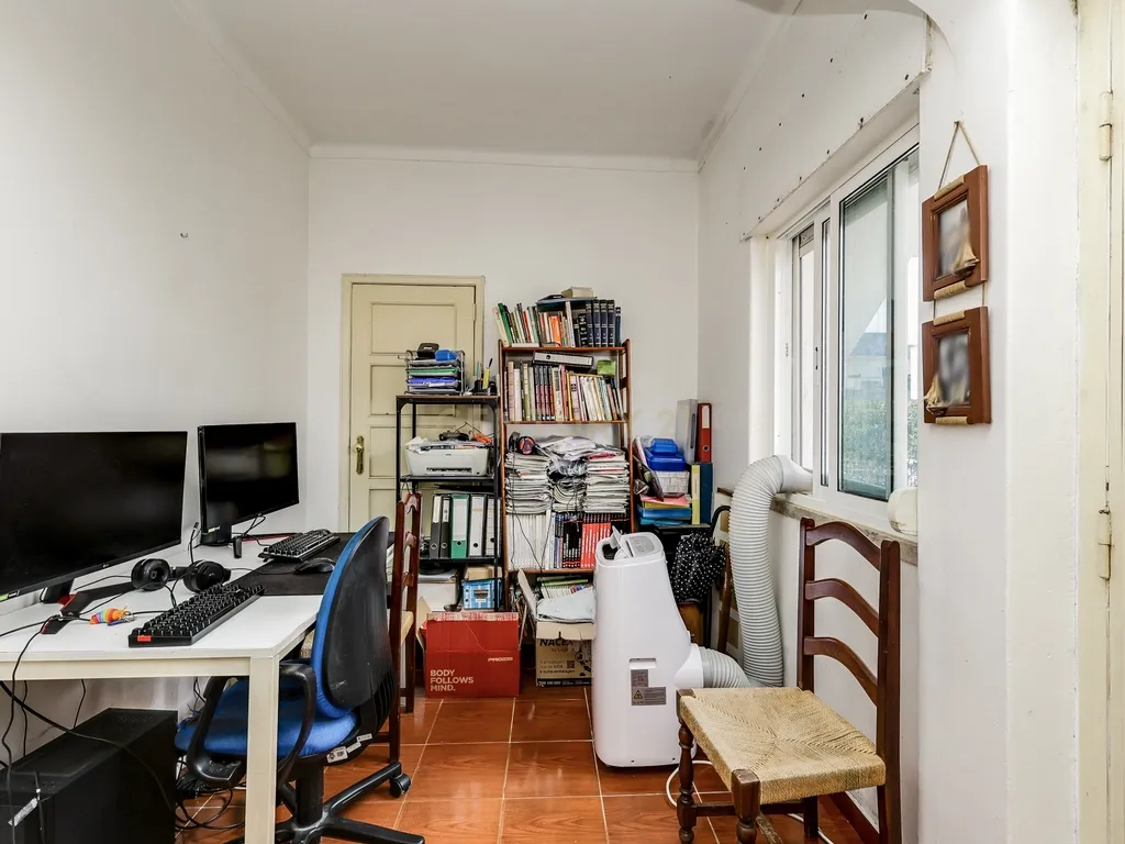 Moradia bifamiliar T4+1 em Pinheiro de Loures, com vistas desafogadas, jardim, pátio, varanda e terraço - Image 24
