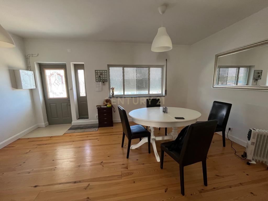 Moradia com quatro apartamentos independentes, três T2 e um T3 em Atouguia da Baleia. Ideal para famílias ou grupos, preparada para turismo ou para arrendamento de longa duração. - Image 73
