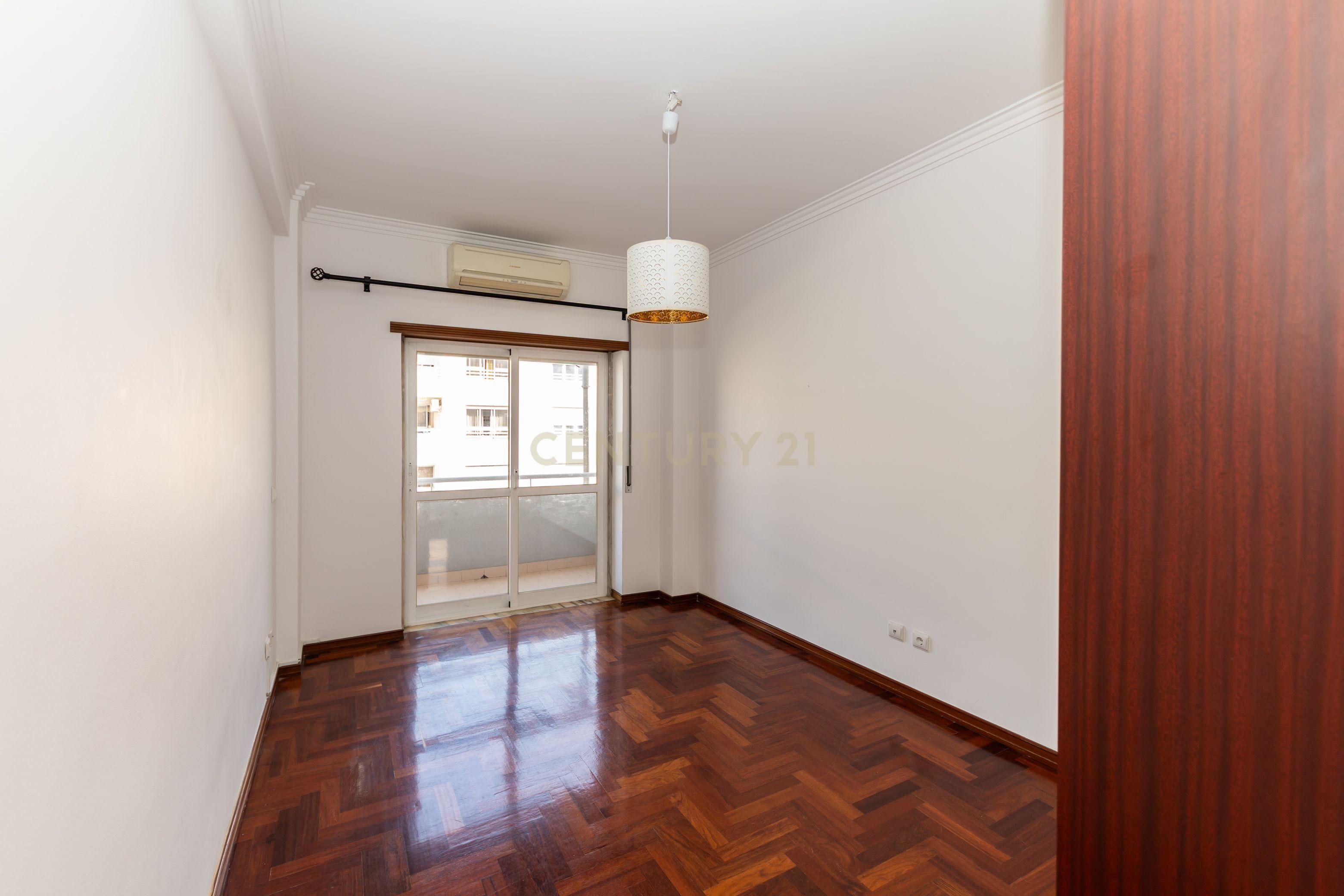 Apartamento T3 para arrendamento – Quinta da Marialva, Corroios - Image 18