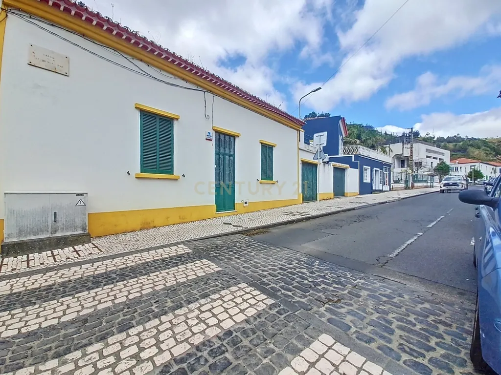 Moradia no Centro da Povoação com 2 Garagens - Image 4