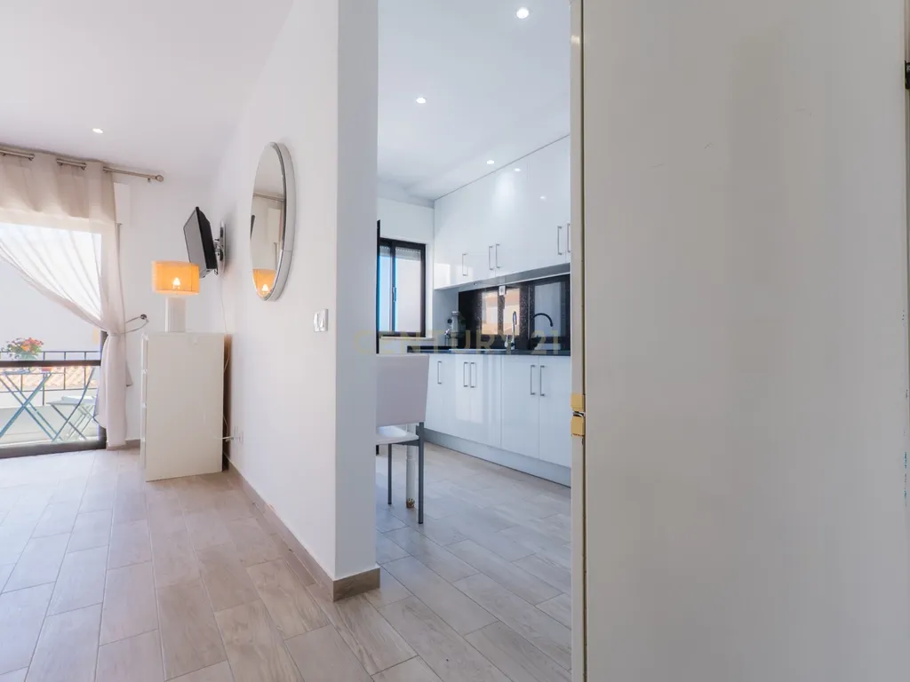 Apartamento renovado com Piscina, Garagem, com varandas, perto da praia em Alvor - Image 3