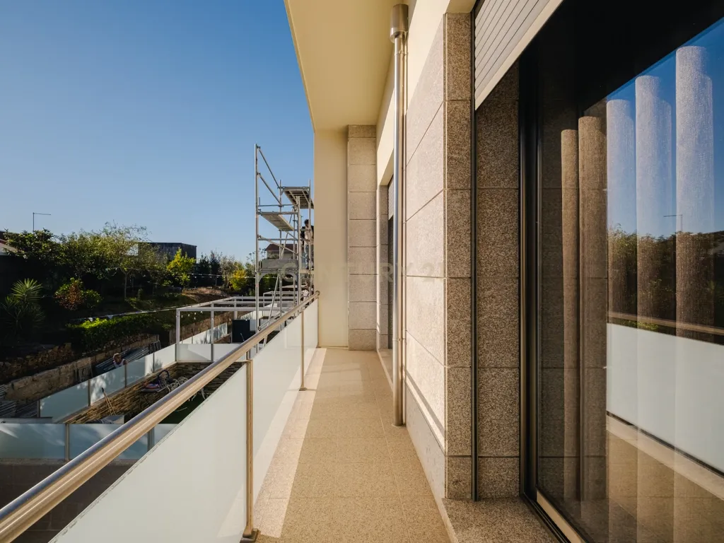 Moradia T4 com 255 m², Suíte Generosa, Jardim e Garagem para 3+ Viaturas | Astromil, Paredes - Image 35