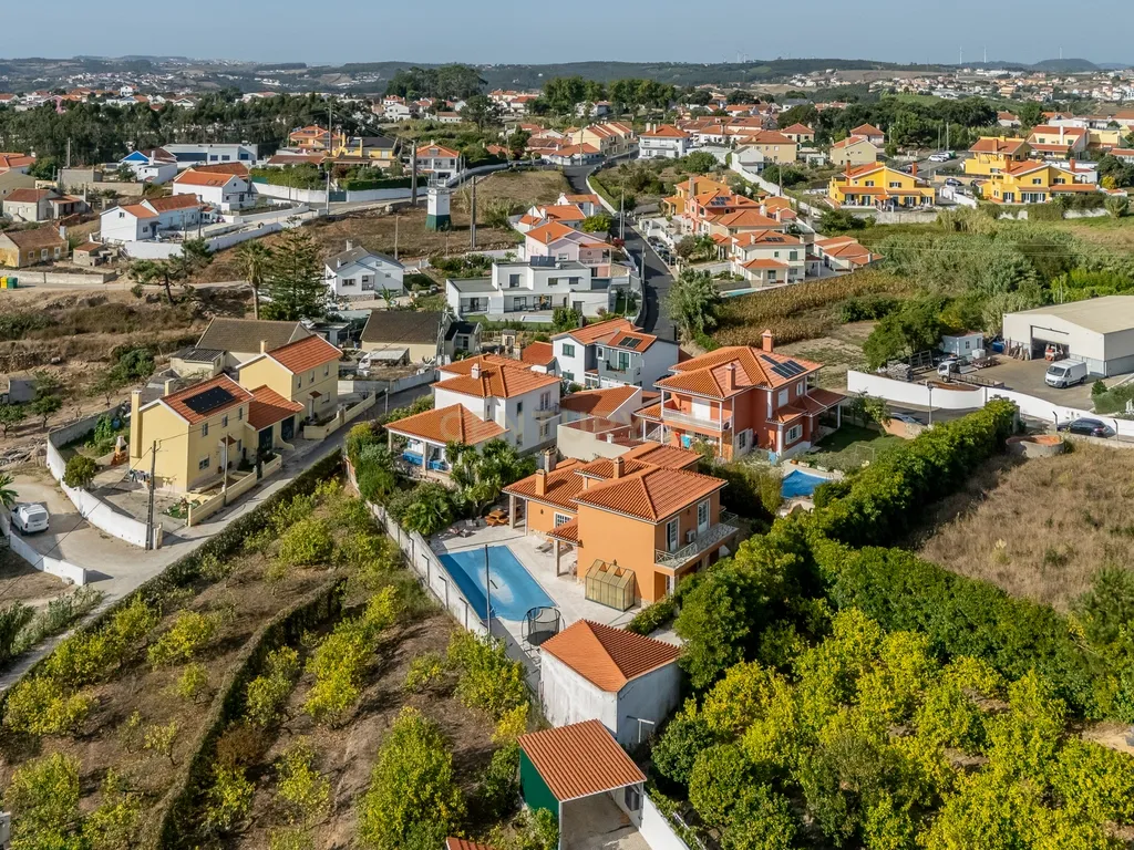 Elegante Moradia T4 com Piscina e Jardim em Mafra: Um Equilíbrio Perfeito entre Campo e Praia - Image 50
