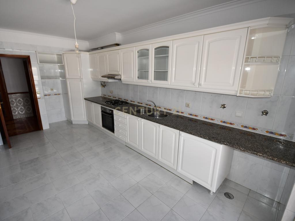  T2  Anta Cacém com  Garagem - Image 20