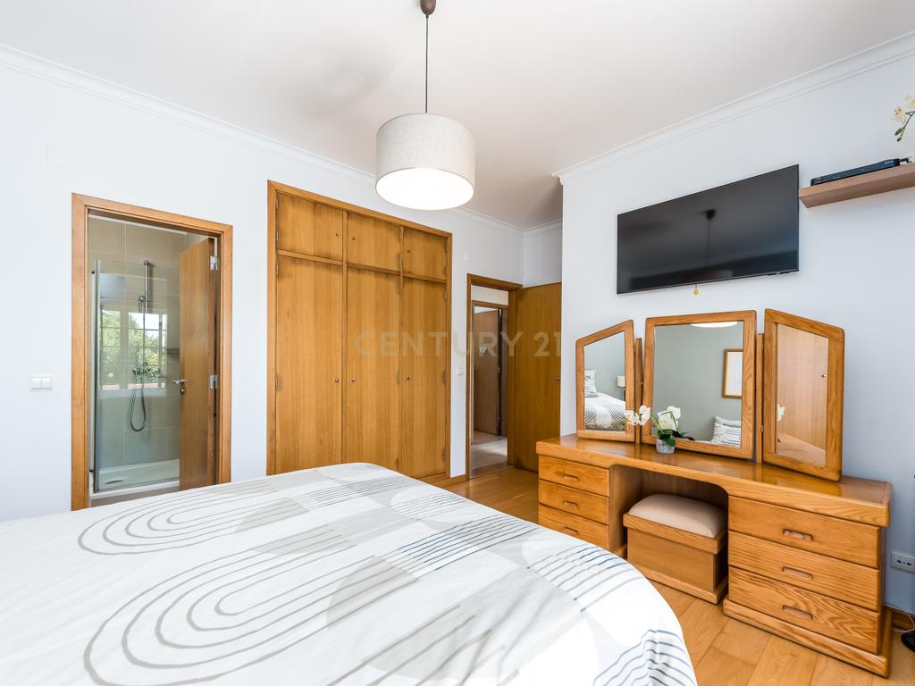 Moradia T4 Isolada com Jardim, em Vale Flores - Viva com qualidade e conforto às portas de Lisboa - Image 15