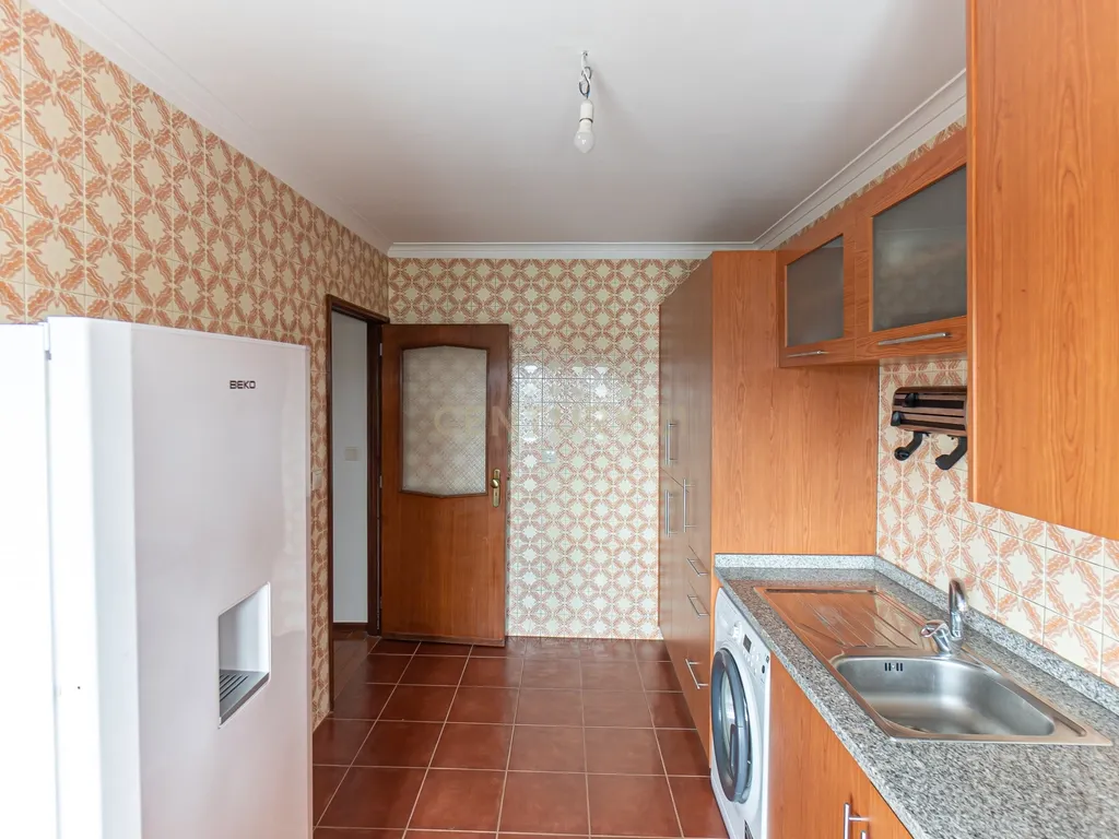 T2 Renovado com Vista Cidade – Rua de São Roque da Lameira, Campanhã - Image 10