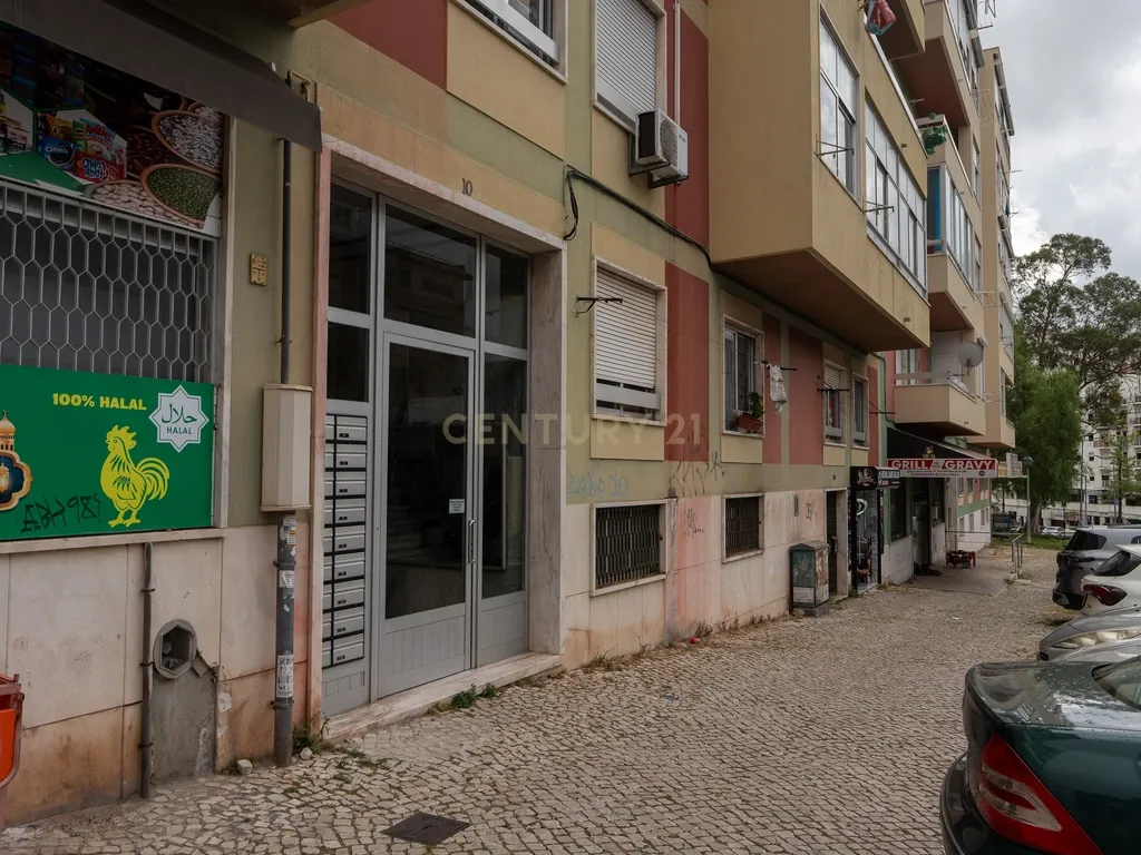 T2 Renovado em Odivelas — Conforto, Luz Natural e Localização Privilegiada - Image 3