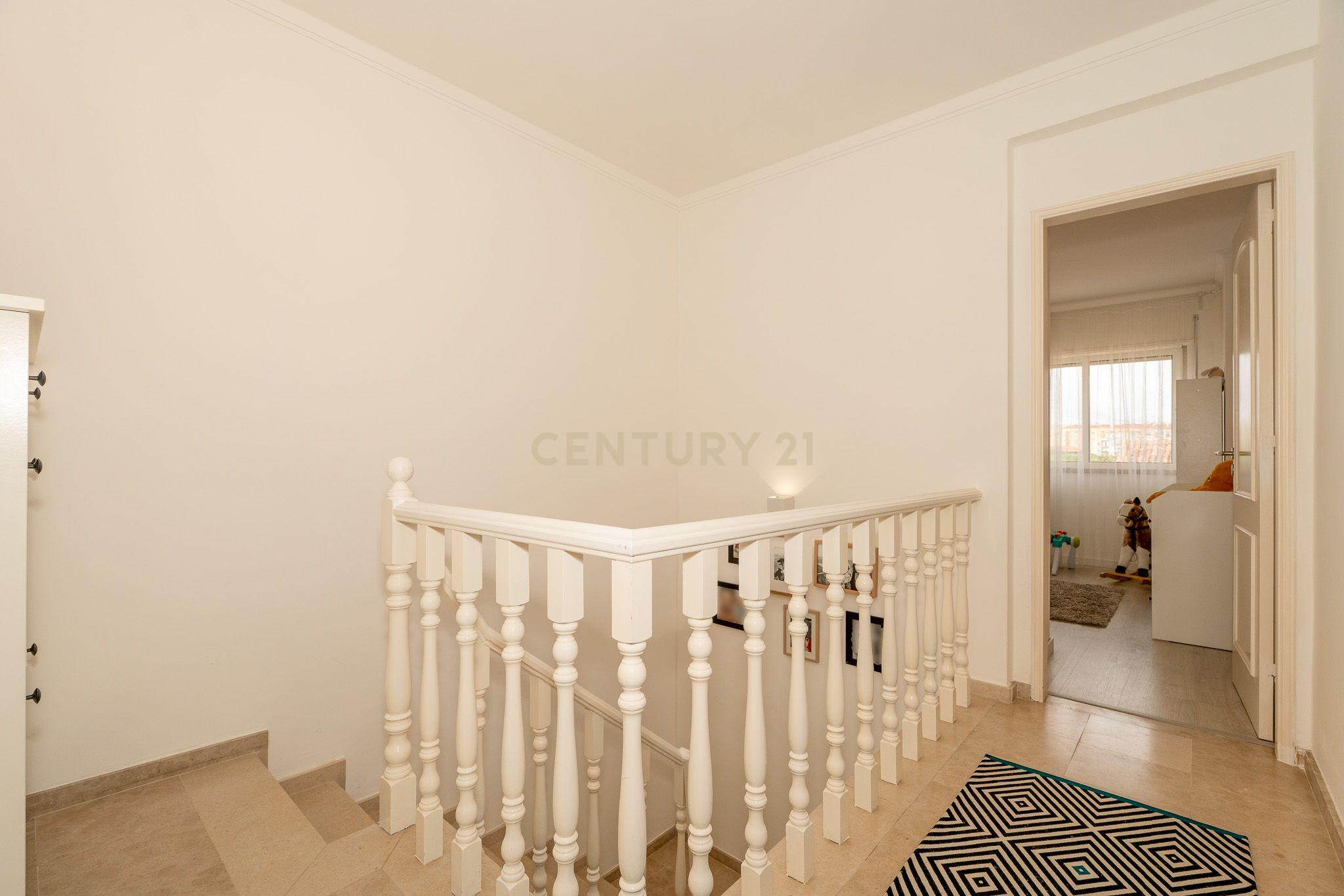 **ESPECTACULAR MORADIA T3 NO CENTRO DE MAFRA** - Image 32