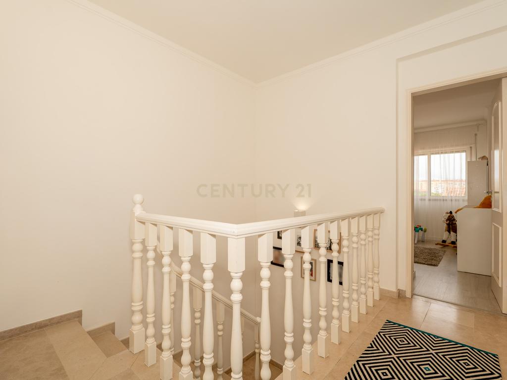 **ESPECTACULAR MORADIA T3 NO CENTRO DE MAFRA** - Image 33