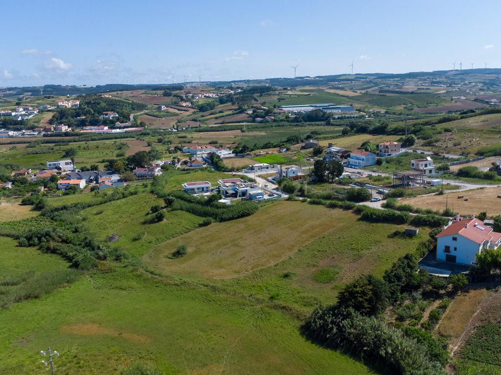 Terreno Urbanizável para Construção com 7.880 m² | Índice de Construção de 80% no Centro da Lourinhã - Image 1