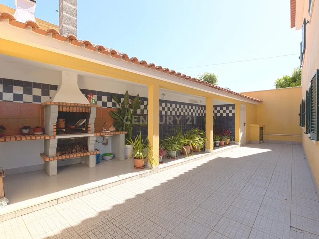 Moradia T4 Isolada com Jardim e Garagem em Olalhas – Tomar - Image 7