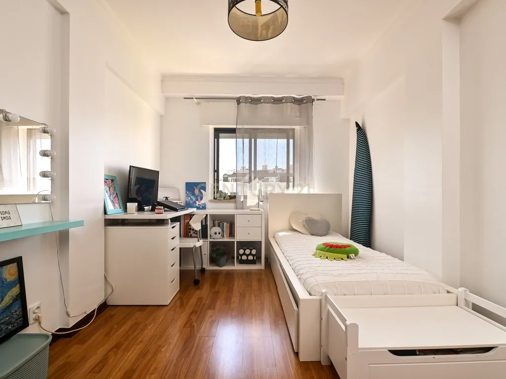 Apartamento T3 semi-remodelado, luminoso e pronto a habitar, na Rinchoa (Sintra). - Image 12