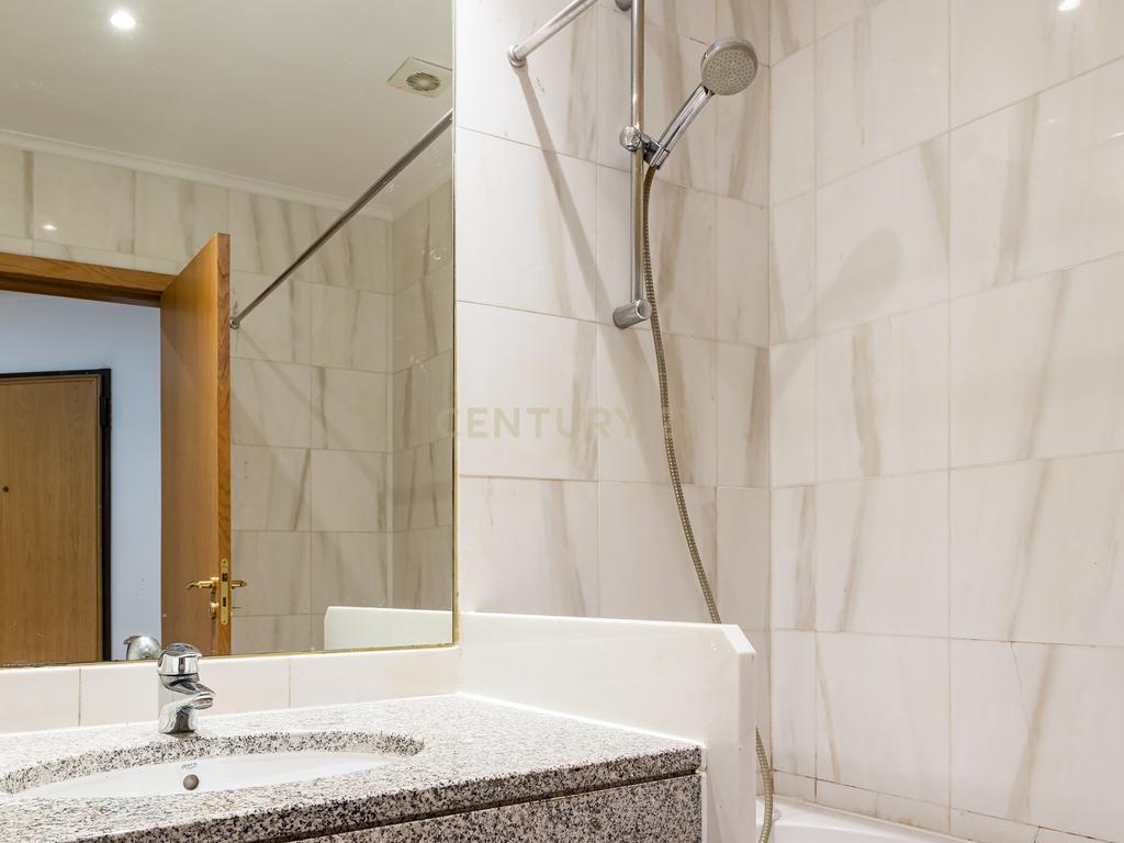 Apartamento T1 com segurança privada, piscina, garagem e arrecadação no condomínio Villa Restelo, Belém. Para Arrendar! - Image 12