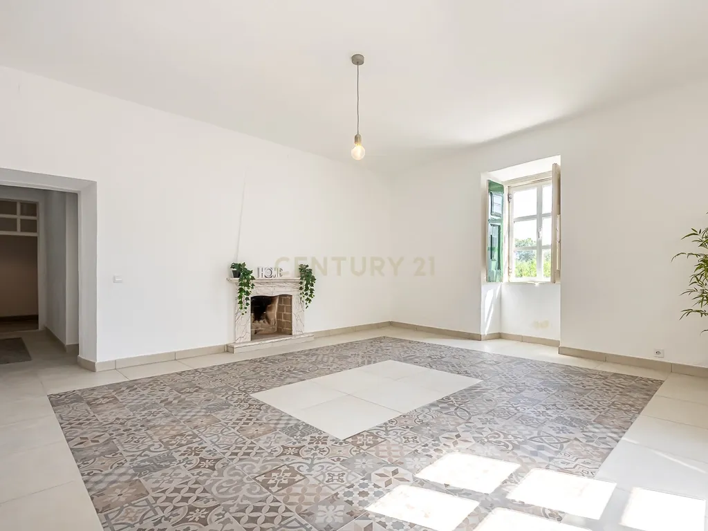APARTAMENTO T2+1 COM 2 LOGRADOUROS NO CORAÇÃO DE BORBA - Image 2