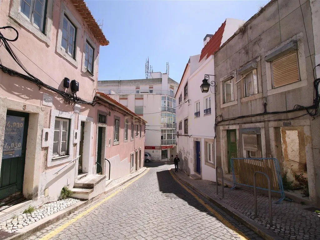 Prédio em Ruína Almada - Image 3