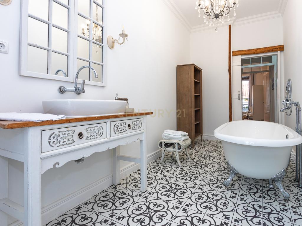Casa Renovada com Vista para a Cidade em Ponta Delgada - Image 26