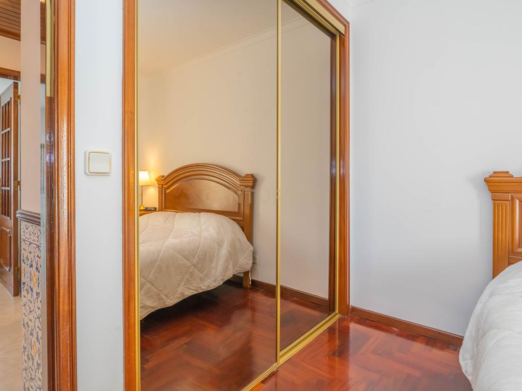 Apartamento T2, com Parqueamento e Arrecadação, em Caneças - Image 11