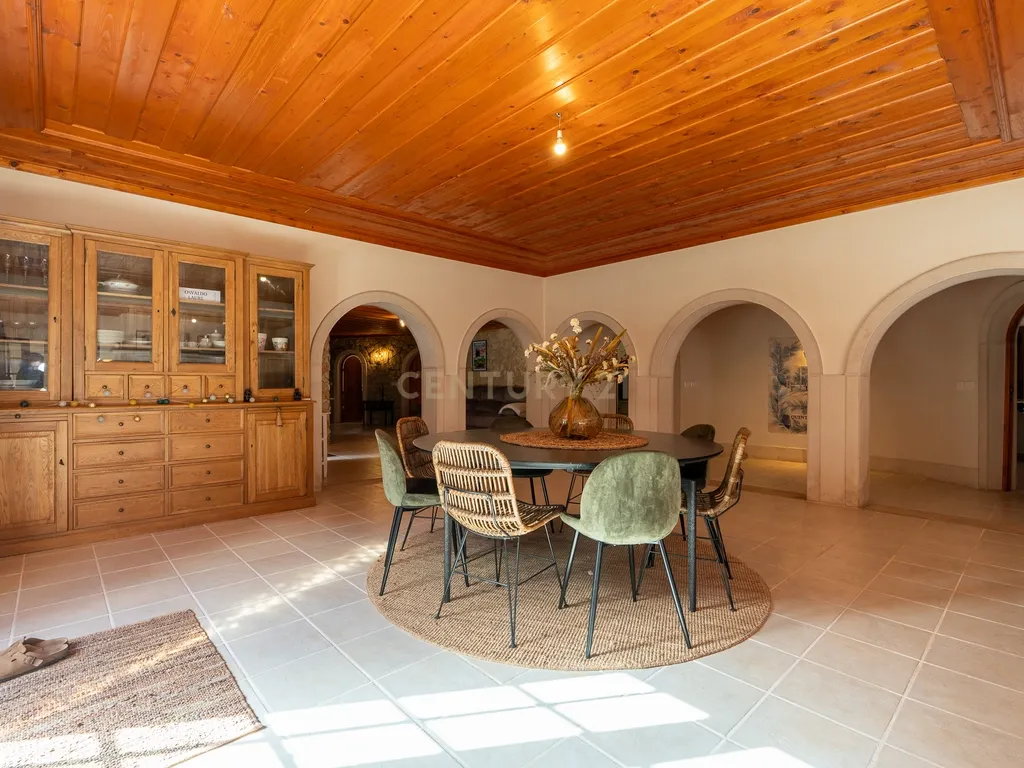Fabulosa Quinta com lote de terreno de 22.381 m2, onde se encontra inserida uma moradia composta por dois pisos, com uma área bruta de 623 m2, uma área útil de 304 m2 e uma área bruta dependente de 319 m2, localizada em Santo Isidro de Pegões, na zona de Pegões, a pouca distância das belas praias de Setúbal. - Image 19