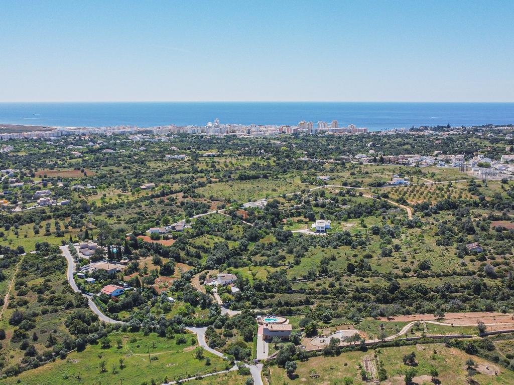 Terreno rústico com 15.830 m² localizado na prestigiada zona da Torre, em Armação de Pêra. - Image 9