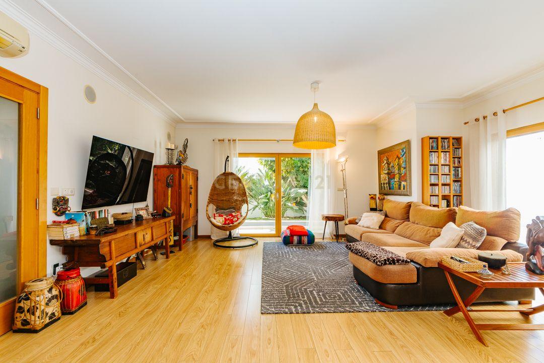 Luxuosa Moradia Renovada com Vista Panorâmica em Loures - Image 22