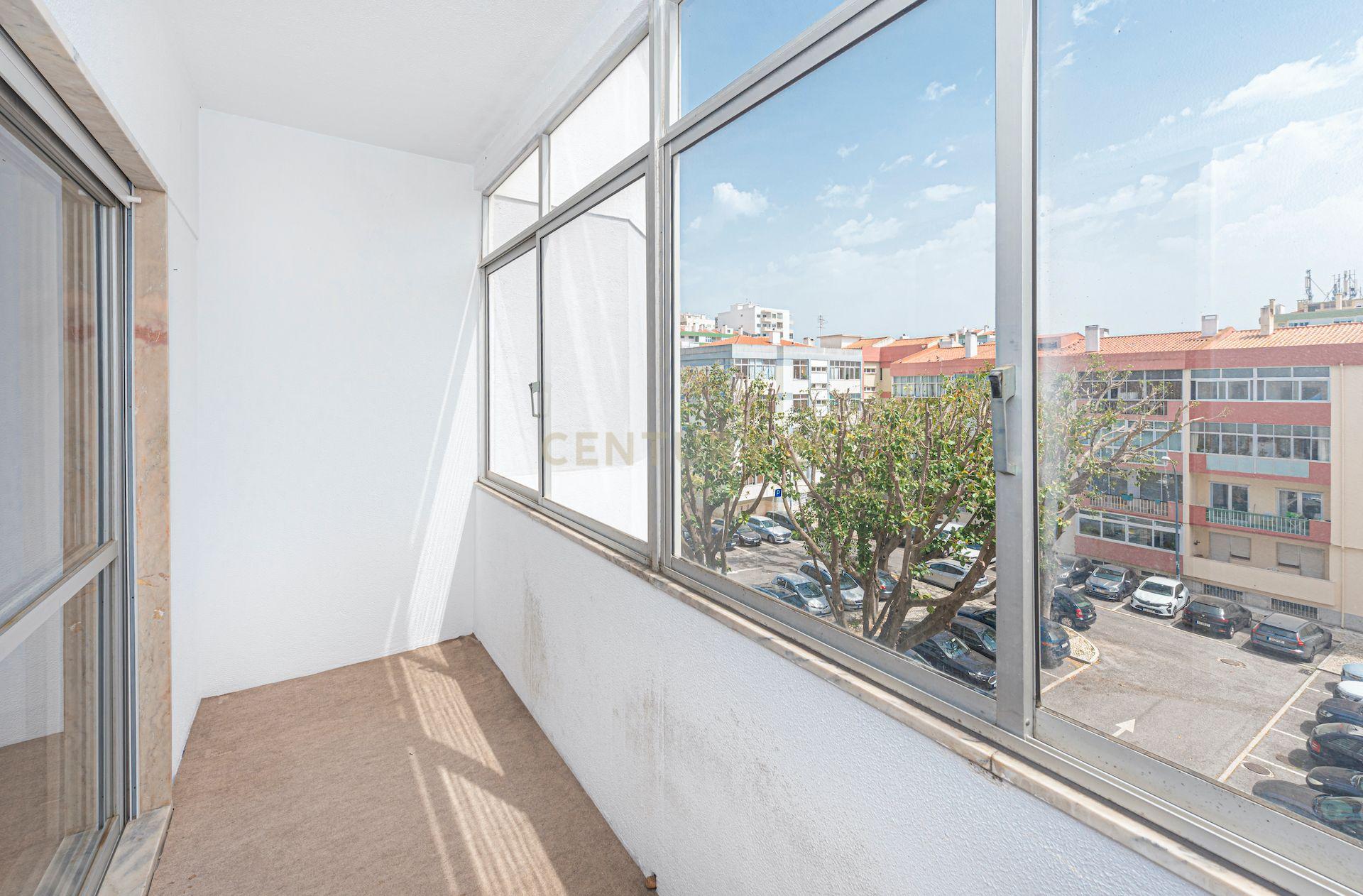Fotografia 4 de Apartamento T2 em Oeiras com Varanda e Boa Exposição Solar