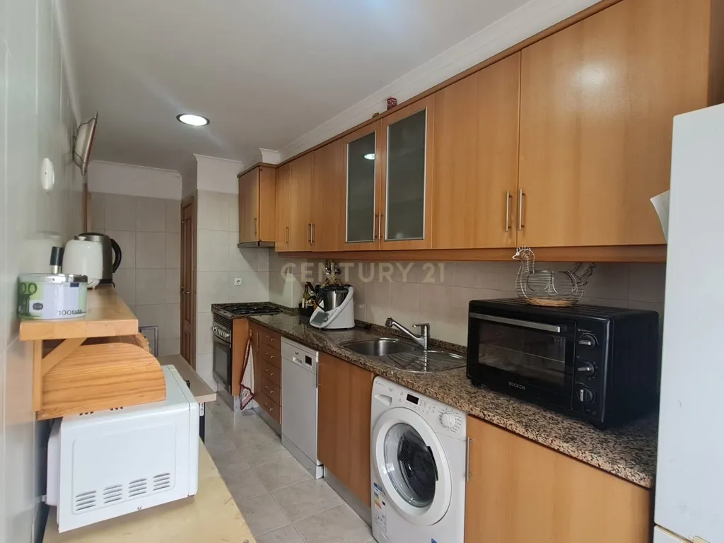 Apartamento T3 com 82m² na Amadora – Excelente Estado e Localização Privilegiada - Image 8