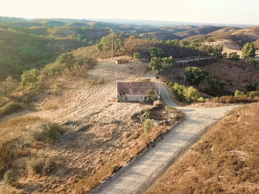 Propriedade com 18 hectares - Um Refúgio de Terra, Tradição e Tranquilidade em Santana da Serra - Image 3