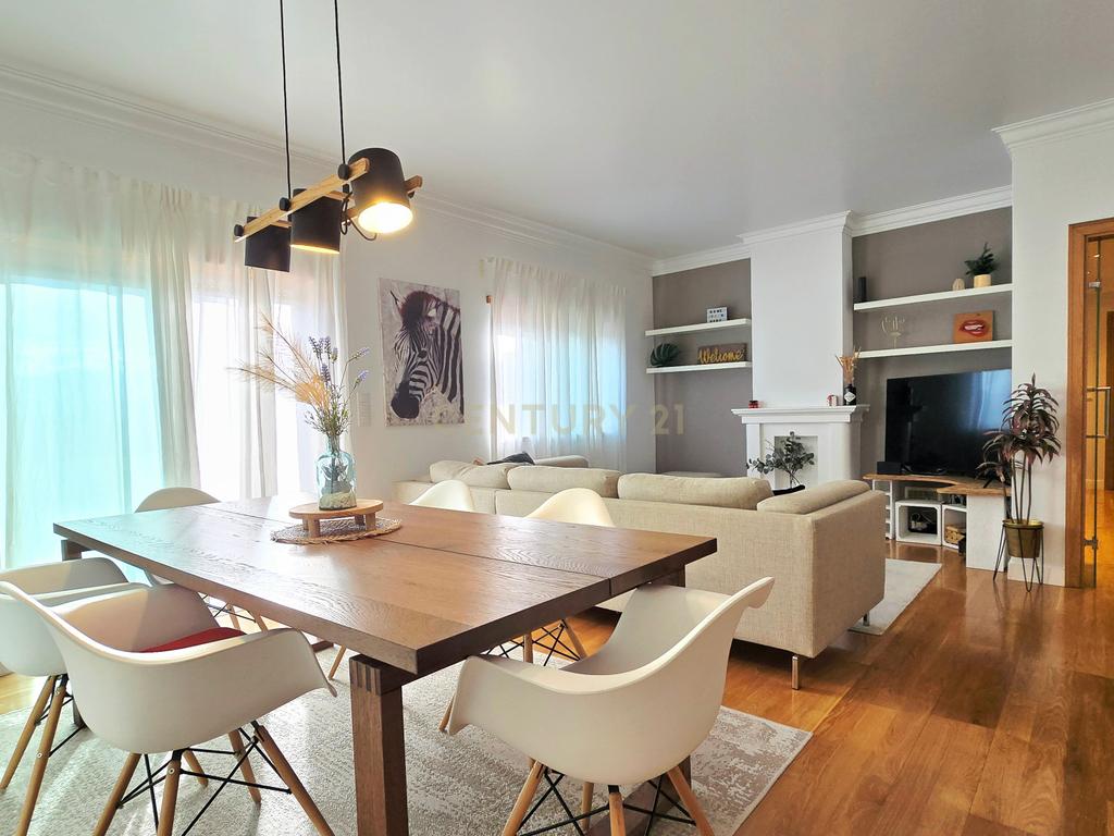 Apartamento Duplex T3 perto do mar na Caparica — Conforto, Elegância, Proximidade da Natureza e Estilo de Vida Descontraído - Image 2
