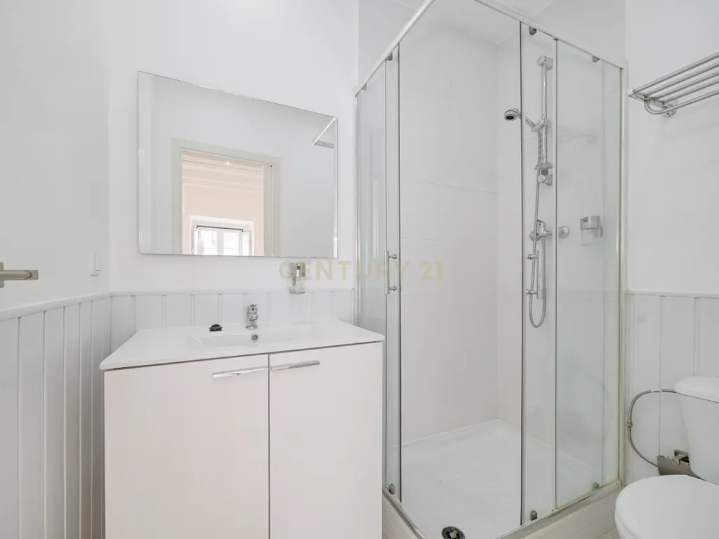 Apartamento T2 Triplex* em Santos-o-Velho – Janelas Verdes | Estrela - Image 18