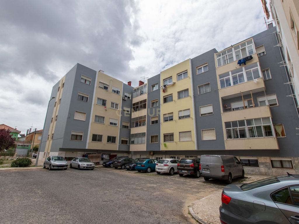 Apartamento T2/cave em Sintra: Conforto e Acessibilidade  - Image 17